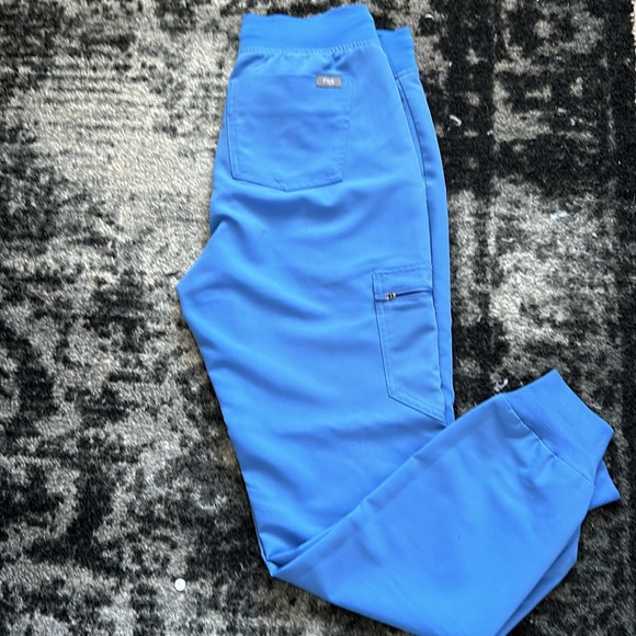 Like new scrubs, no stains no tears no wrecks. - Picture 4 of 4